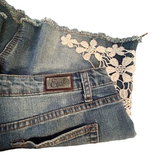 Earl Jean Cutoffs Shorts Lace Trim Dark Blue Wash  Whiskering Stretchy Size 6 EC - Picture 4 of 5